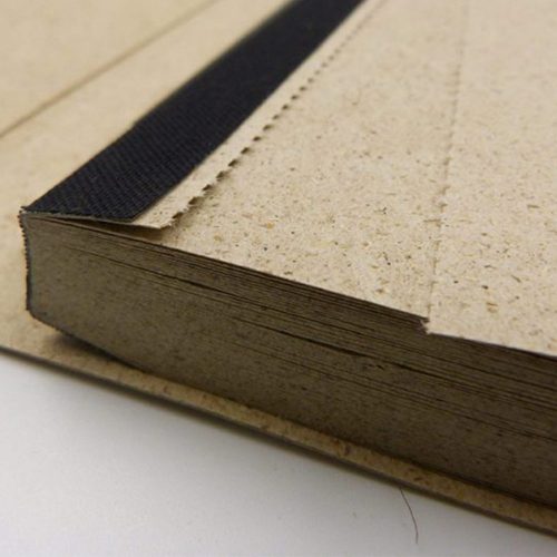 Perforation des Graspapiers im Notizbuch von Matabooks