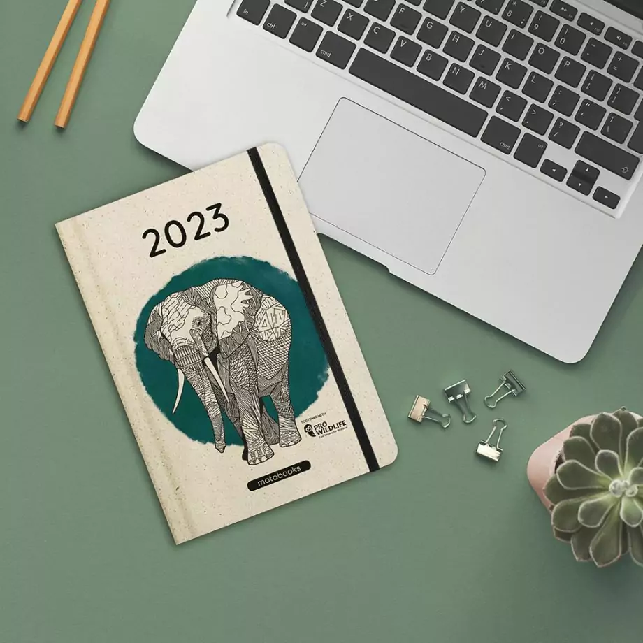 Nachhaltig und vegan produzierter Jahresplaner 2023, Kalender 2023, Terminplaner 2023 A5 mit Gummiband und Lesezeichen-Band aus Graspapier von matabooks
