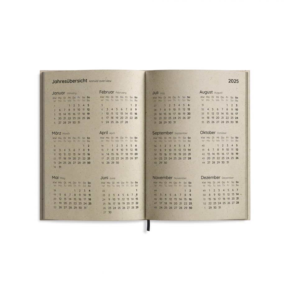 Nachhaltig und vegan produzierter Kalender/Jahresplaner/Terminplaner 2025, A6 aus Graspapier mit Lesezeichen und Jahresübersicht.