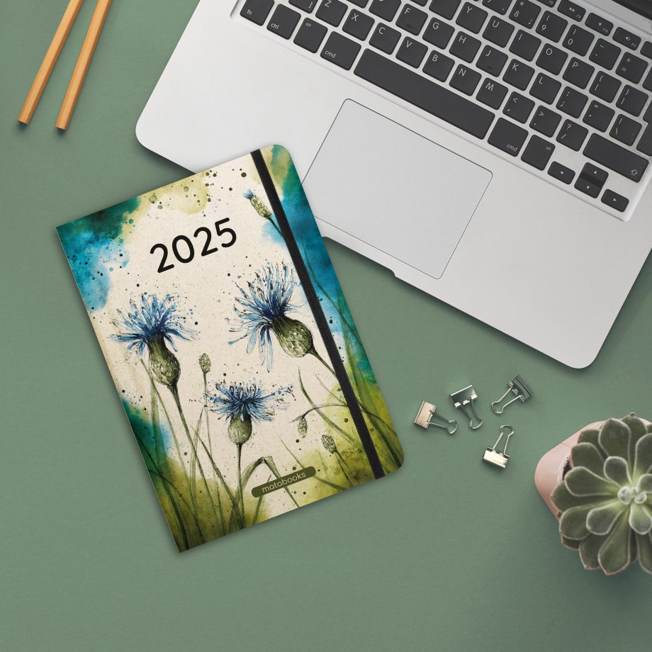 Nachhaltig und vegan produzierter Kalender/Jahresplaner/Terminplaner 2025, A5 aus Graspapier von matabooks mit Froschtasche, Lesezeichen, Gummiband und liebevoll illustrierten floralen Motiven und Blumen.
