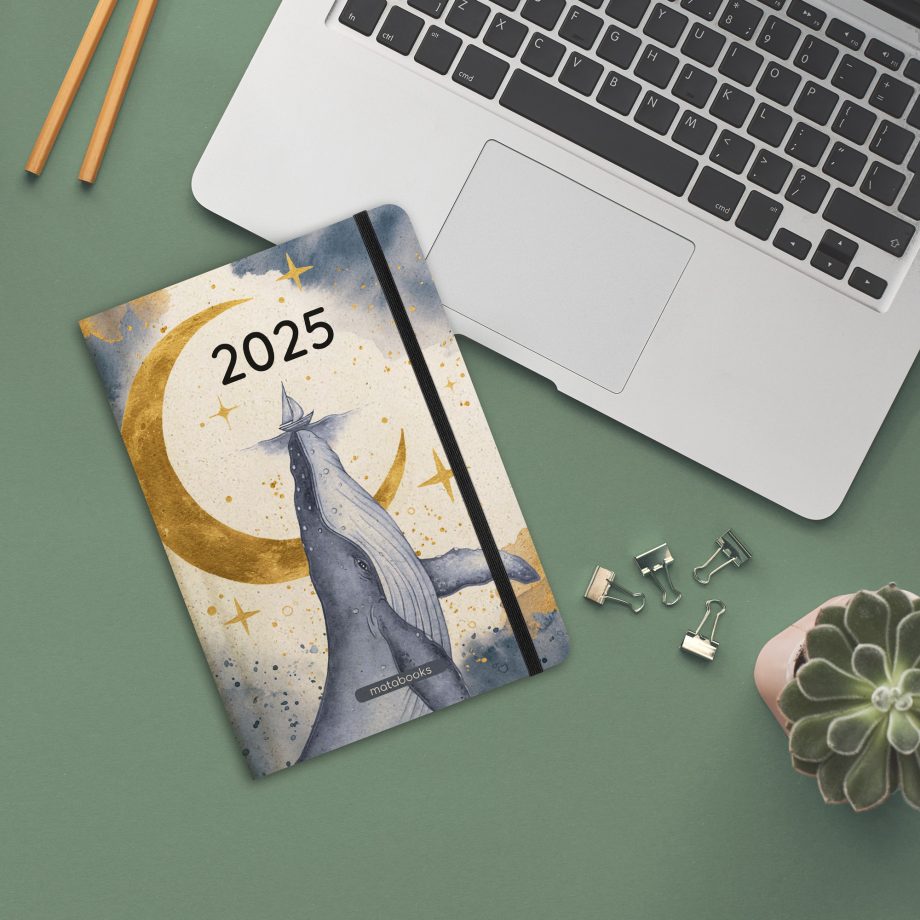 Nachhaltig und vegan produzierter Kalender/Jahresplaner/Terminplaner 2025, A5 aus Graspapier von matabooks mit Froschtasche, Lesezeichen, Gummiband und liebevoll illustriertem Wal.