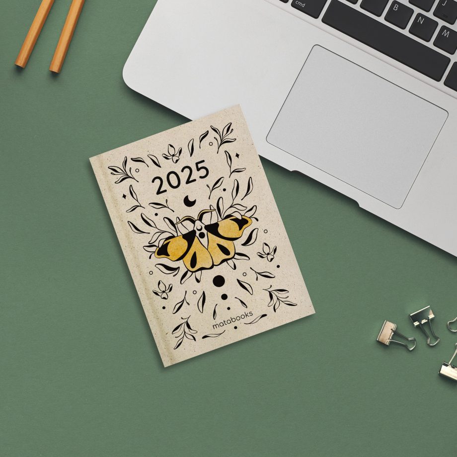 Nachhaltig und vegan produzierter Kalender/Jahresplaner/Terminplaner 2025, A6 aus Graspapier von matabooks mit Lesezeichen und liebevoll illustrierten floralen Motiven.