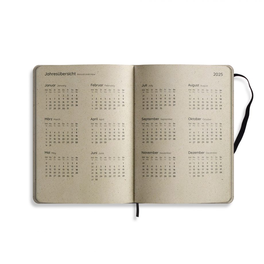 Nachhaltig und vegan produzierter Kalender/Jahresplaner/Terminplaner 2025, A5 aus Graspapier von matabooks mit Froschtasche, Lesezeichen, Gummiband und Jahresübersicht.