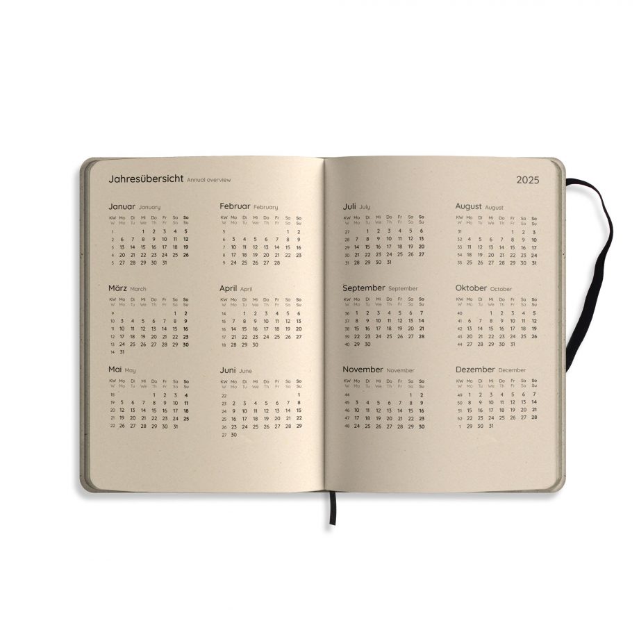 Nachhaltig und vegan produzierter Kalender/Jahresplaner/Terminplaner 2025, A5 aus Graspapier und Süßgraspapier von matabooks mit Froschtasche, Lesezeichen, Gummiband und Jahresübersicht.