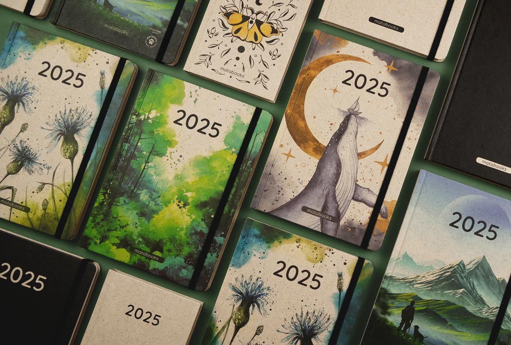 Nachhaltig und vegan produzierter Kalender/Jahresplaner/Terminplaner 2025, A5 aus Graspapier von matabooks mit Froschtasche, Lesezeichen, Gummiband und liebevoll illustriert oder minimalistisch gestaltet.