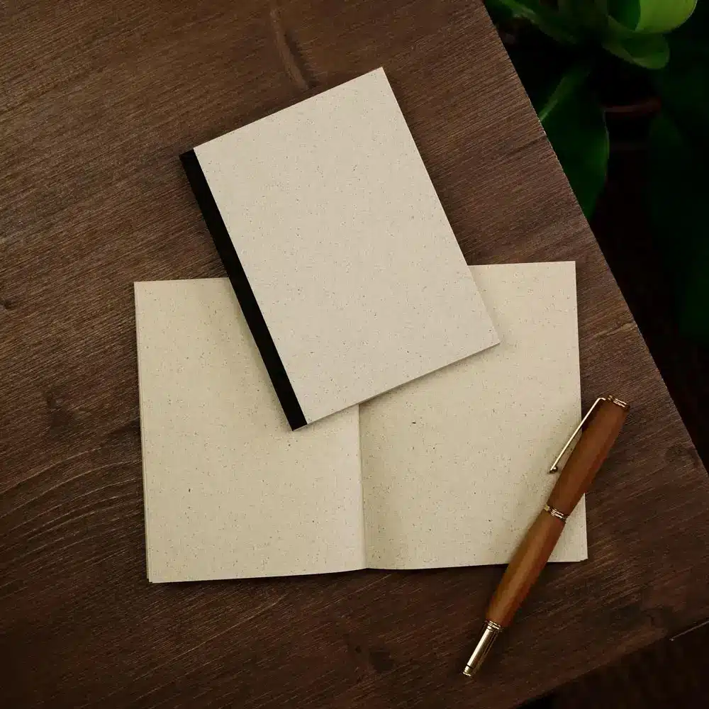 Nachhaltige_Notizbuecher_Dahara_matabooks.jpg Nachhaltig und vegan produziertes Notizbuch, Skizzenbuch, Tagebuch, Achtsamkeitstagebuch, Reisetagebuch, Dankbarkeitstagebuch, Bullet Journal, Planer, Terminplaner, Uni-Planer, Kalender, Wochenplaner, Rezeptbuch, Schreibheft oder Schreibblock Dahara aus Graspapier von matabooks
