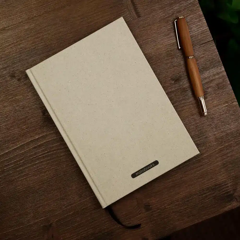 Nachhaltige_Notizbuecher_Jana_matabooks.jpg Nachhaltig und vegan produziertes Notizbuch, Skizzenbuch, Tagebuch, Achtsamkeitstagebuch, Reisetagebuch, Dankbarkeitstagebuch, Bullet Journal, Planer, Terminplaner, Uni-Planer, Kalender, Wochenplaner, Rezeptbuch, Schreibheft oder Schreibblock Jana aus Graspapier von matabooks