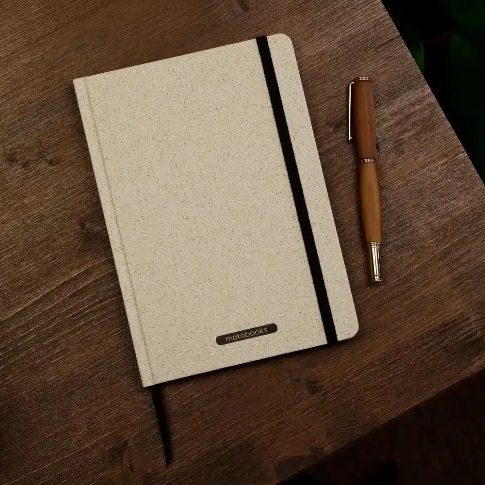 Nachhaltige_Notizbuecher_Nari_matabooks.jpg Nachhaltig und vegan produziertes Notizbuch, Skizzenbuch, Tagebuch, Achtsamkeitstagebuch, Reisetagebuch, Dankbarkeitstagebuch, Bullet Journal, Planer, Terminplaner, Uni-Planer, Kalender, Wochenplaner, Rezeptbuch, Schreibheft oder Schreibblock Nari aus Graspapier von matabooks